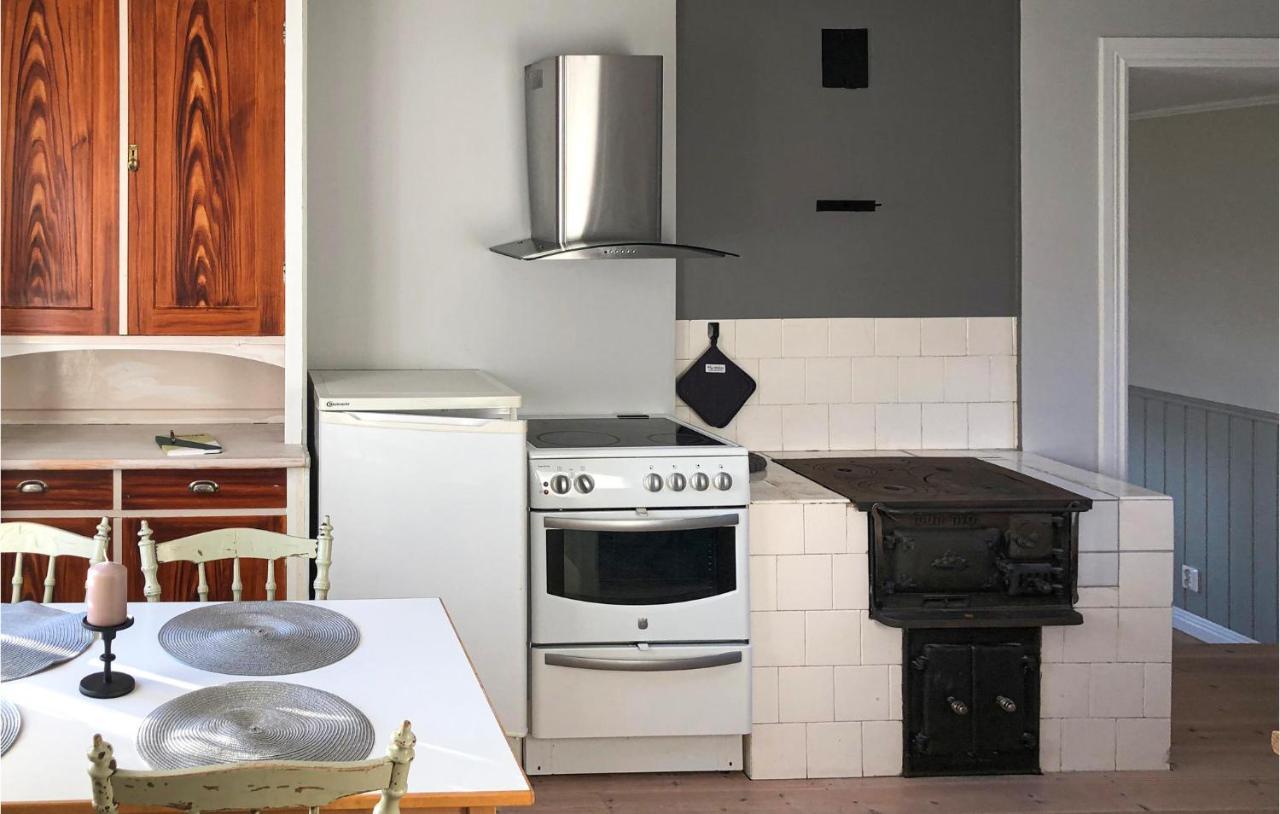 Cozy Home In Raettvik With Kitchen Bagian luar foto