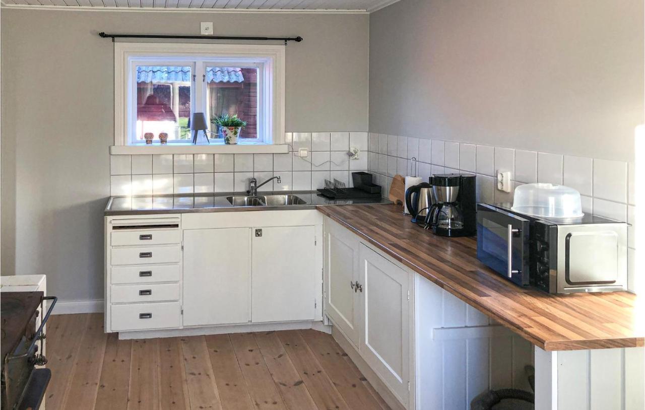 Cozy Home In Raettvik With Kitchen Bagian luar foto